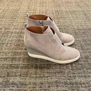 Like new gray Linea Paolo wedge sneakers size 9
